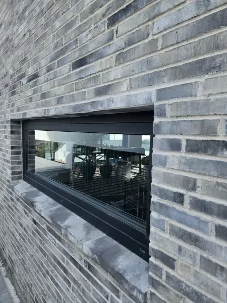 Элементы PETRA – защита окон и визуальная гармония Оконные отливы и подоконники PETRA в фасадных решениях