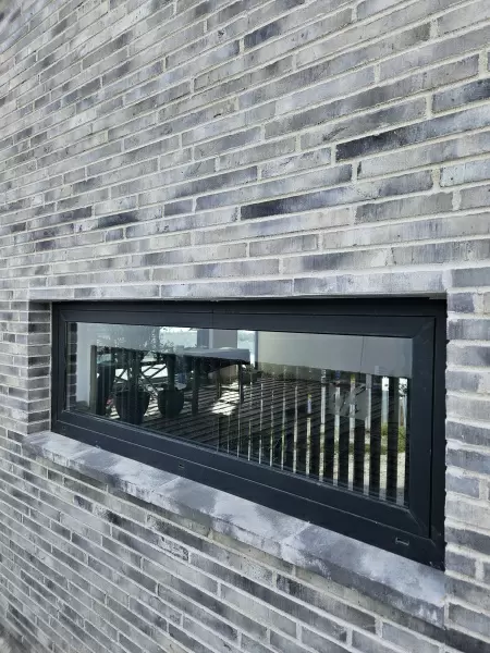 Элементы PETRA – защита окон и визуальная гармония Оконные отливы и подоконники PETRA в фасадных решениях