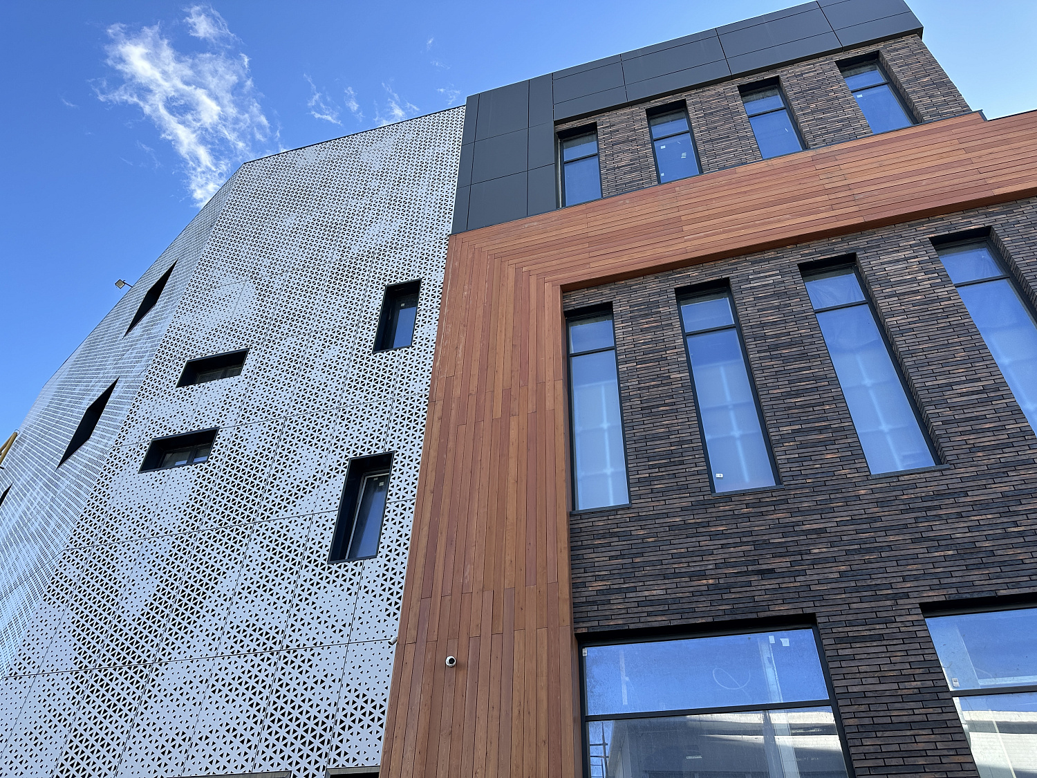 L20.08 "Ресторан в Москве" Фасадная плитка ручной формовки (достроенный)