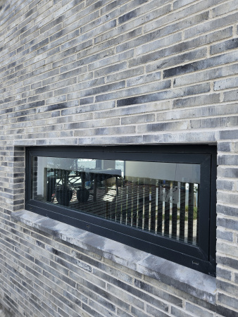 Оконные отливы и подоконники PETRA в фасадных решениях