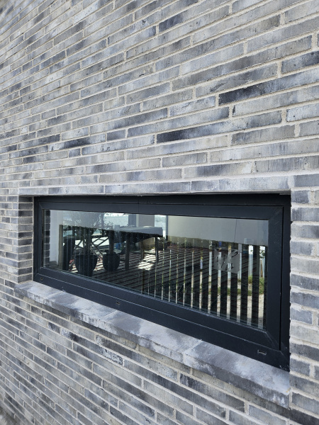 Оконные отливы и подоконники PETRA в фасадных решениях